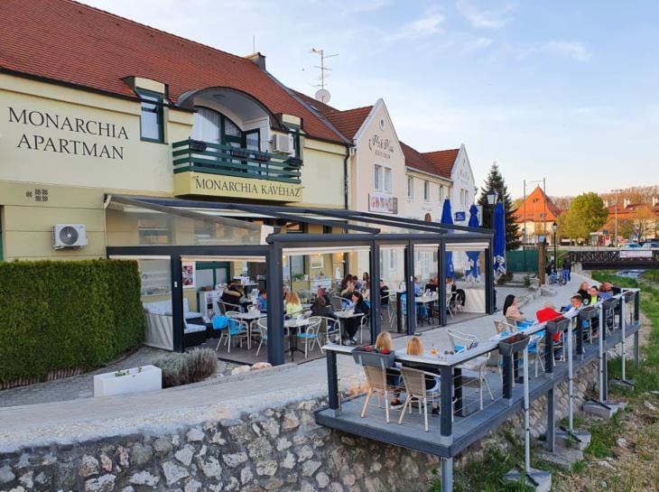 Monarchia Apartman Grand Mosonmagyaróvár Exterior foto